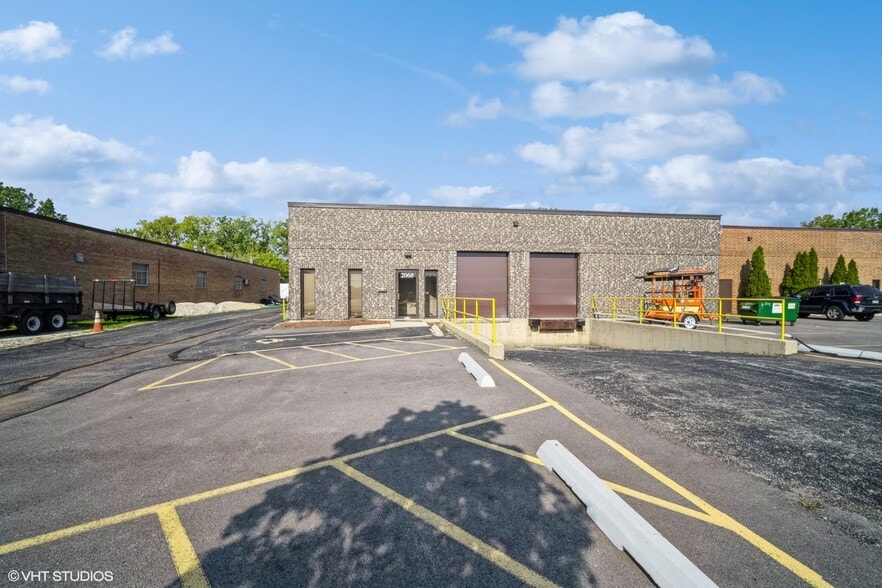 2068-2068 S Foster Ave, Wheeling, IL à louer - Photo du bâtiment - Image 3 de 28
