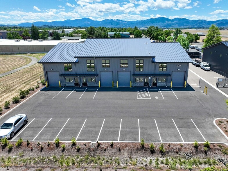 2016 Commerce, Medford, OR for lease - Building Photo - Image 2 of 12