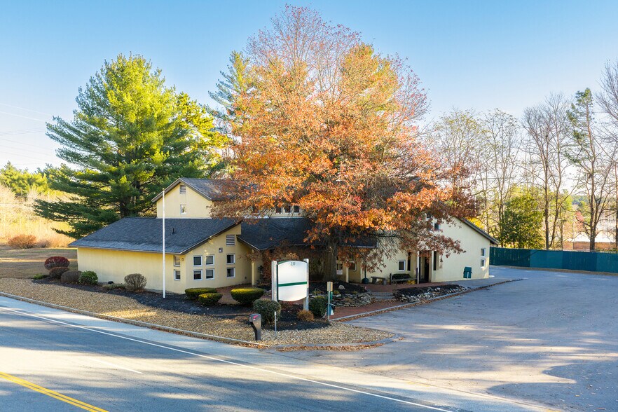 235 Daniel Webster Hwy, Merrimack, NH à louer - Photo du bâtiment - Image 1 de 4