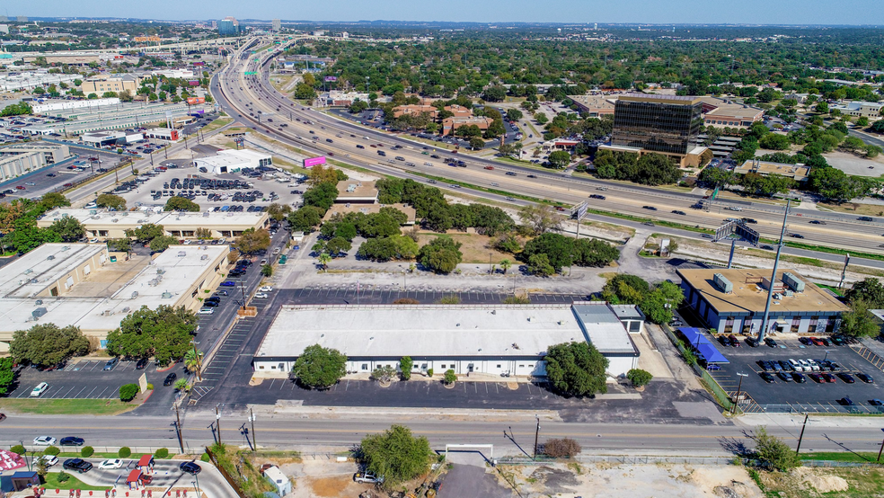 355 Spencer Ln, San Antonio, TX à louer - Photo du b timent - Image 3 de 15