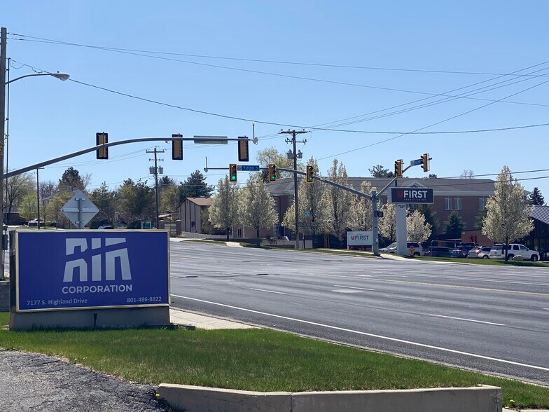 7177 S Highland Dr, Cottonwood Heights, UT à louer - Photo du bâtiment - Image 2 de 8