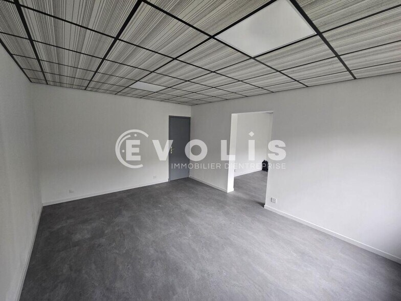 Industrial in Grigny for lease - Interior Photo - Image 1 of 7