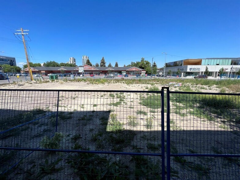 1903-1907 31 St SW, Calgary, AB à vendre - Photo du bâtiment - Image 2 de 13