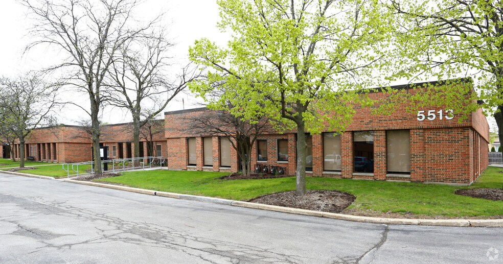 5513 N Cumberland Ave, Chicago, IL à vendre - Photo du bâtiment - Image 2 de 10