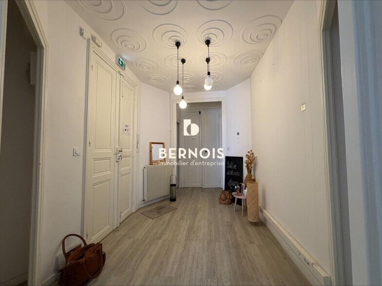 Office in Toulon for lease - Interior Photo - Image 1 of 8