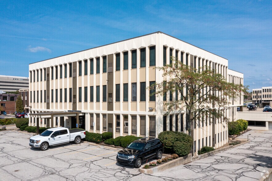3681 S Green Rd, Beachwood, OH à louer - Photo du bâtiment - Image 1 de 7