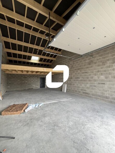 Flex in Chavanoz for lease - Interior Photo - Image 2 of 15