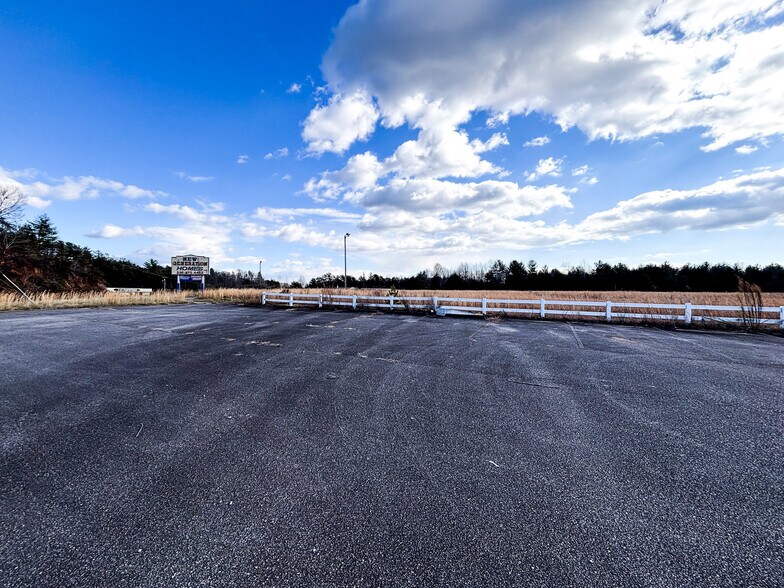 5873 W US Highway 421, Wilkesboro, NC for lease - Building Photo - Image 2 of 4