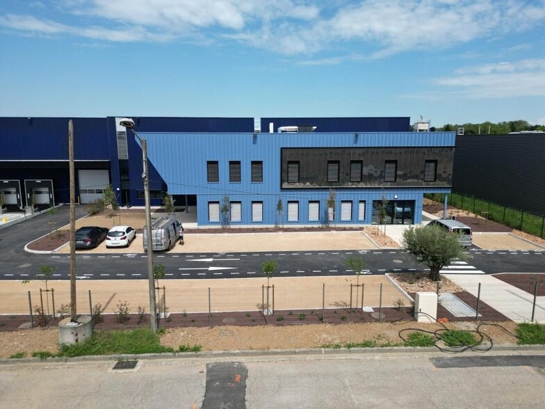 Flex in Mions for lease - Building Photo - Image 3 of 18