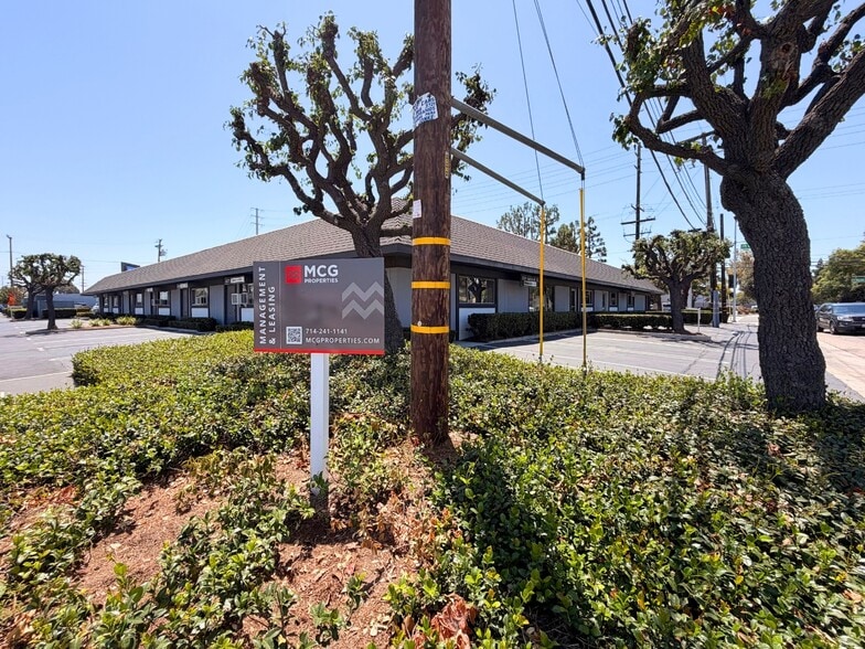 2227-2229 S Wright St, Santa Ana, CA for lease - Building Photo - Image 3 of 14