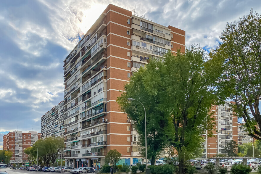 Multifamily in Madrid, MAD for sale - Primary Photo - Image 1 of 3