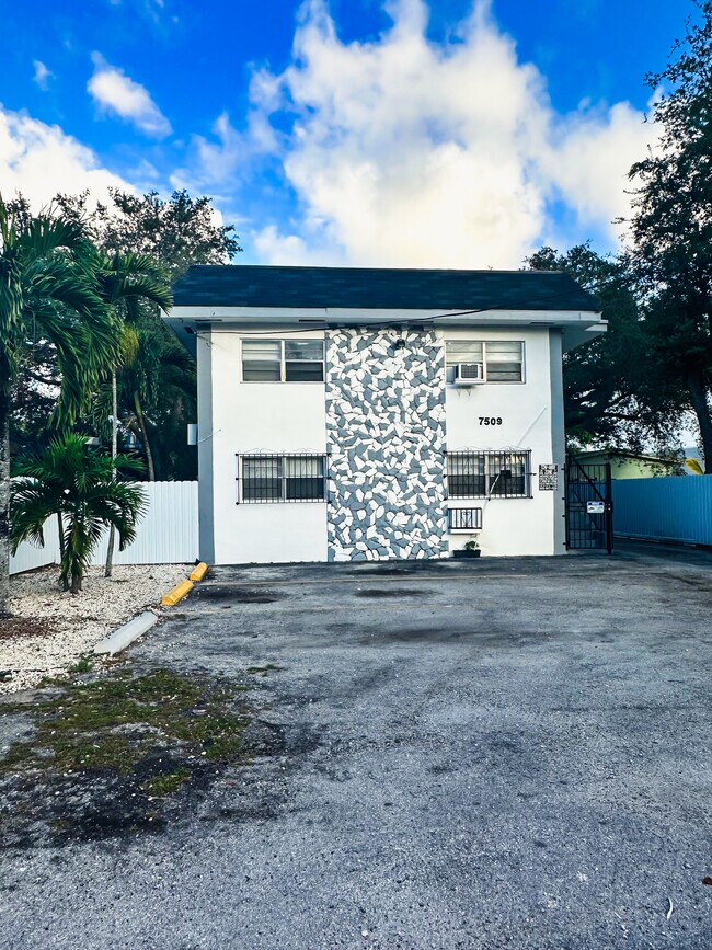 Plus de détails pour 7509 NE 3rd Ave, Miami, FL - Multi-résidentiel à vendre