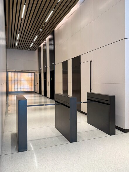 270 Madison Ave, New York, NY à louer - Photo du bâtiment - Image 3 de 8
