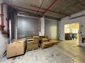 Industriel dans Villejust à louer Photo intérieure- Image 2 de 3