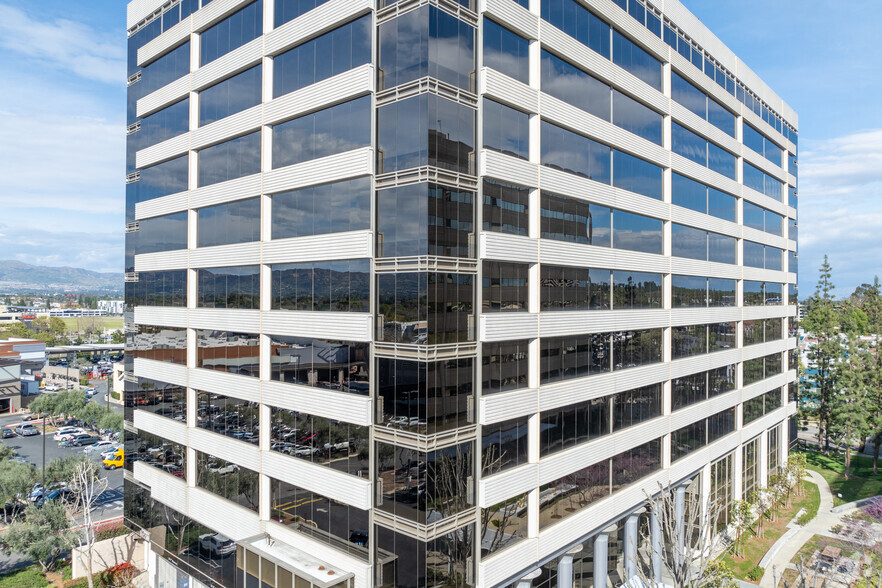 6303 Owensmouth Ave, Woodland Hills, CA for lease - Building Photo - Image 3 of 8