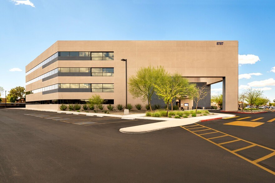 5757 W Thunderbird Rd, Glendale, AZ à louer - Photo du bâtiment - Image 3 de 5