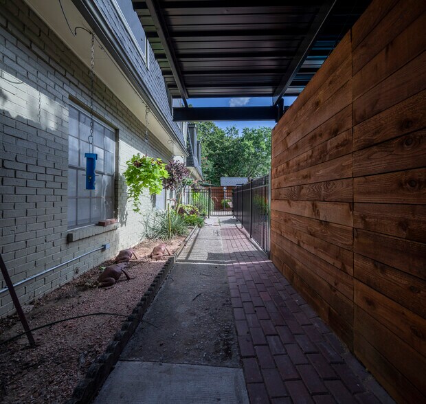 1717 N Locust St, Denton, TX à vendre - Photo du bâtiment - Image 2 de 12