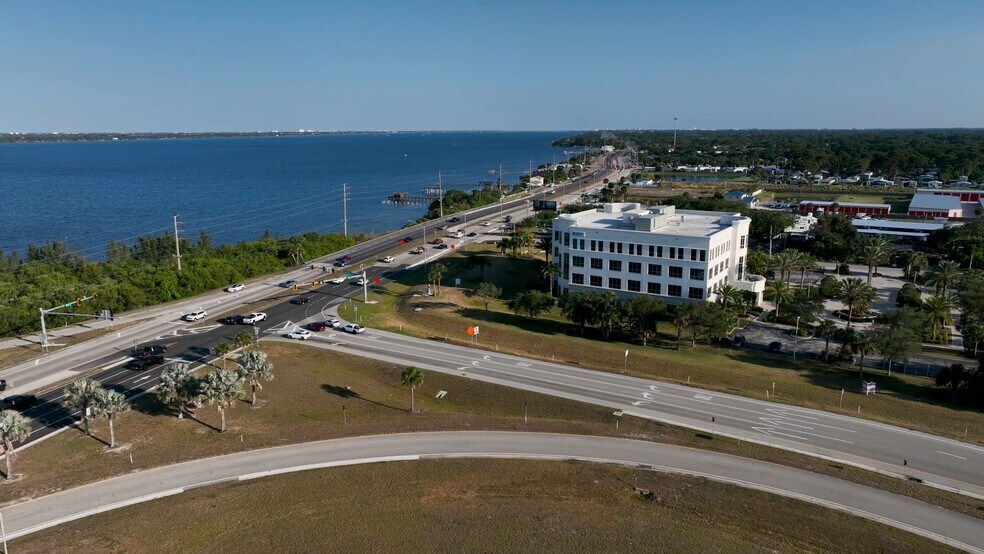 5700 N Harbor City Blvd, Melbourne, FL à louer - Vidéo sur l’inscription commerciale - Image 2 de 15