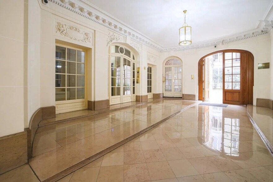 30 Rue La Boétie, Paris for lease - Lobby - Image 2 of 16