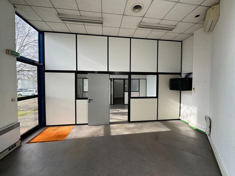 Flex in Labège for lease - Interior Photo - Image 3 of 3