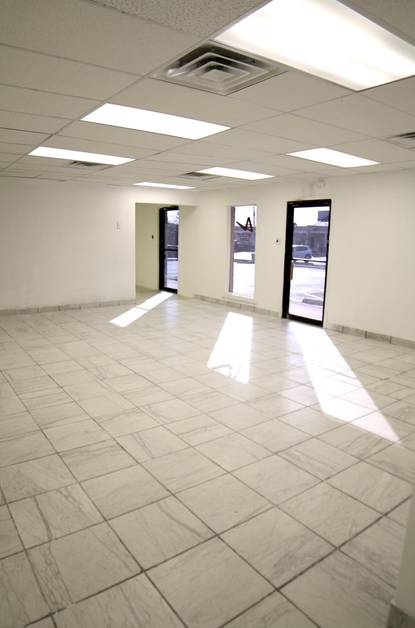 3859 E Southcross Blvd, San Antonio, TX for lease Interior Photo- Image 1 of 11