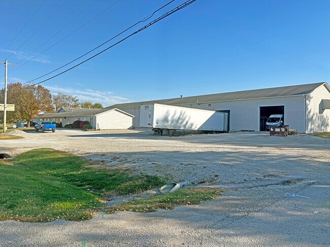 Plus de détails pour 1325 N Broad St, Carlinville, IL - Industriel à louer