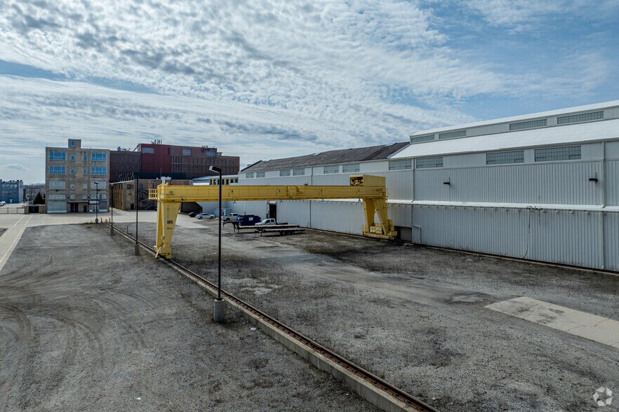 1123 E Rawson Ave, South Milwaukee, WI à louer - Photo du bâtiment - Image 2 de 5