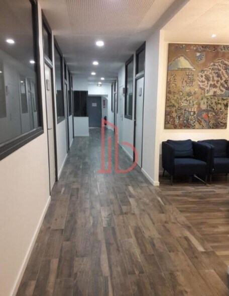Office in Bordeaux for lease - Interior Photo - Image 2 of 4