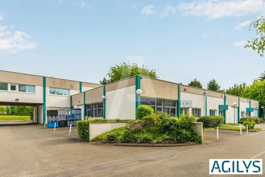 Office in Trappes for lease - Building Photo - Image 3 of 4