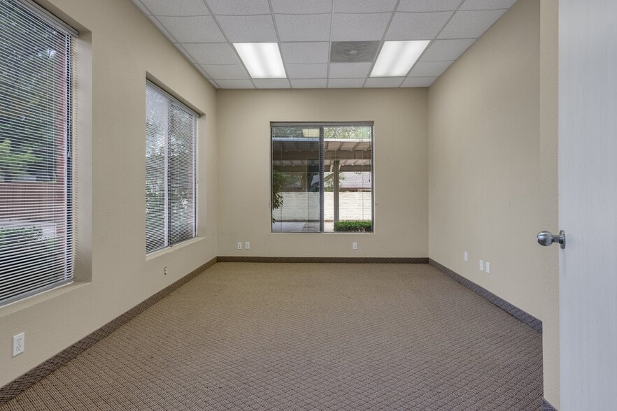 1001 Hampshire Ln, Richardson, TX for lease - Interior Photo - Image 3 of 9