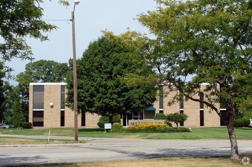 1657 Commerce Dr, South Bend, IN à louer - Photo du bâtiment - Image 3 de 27