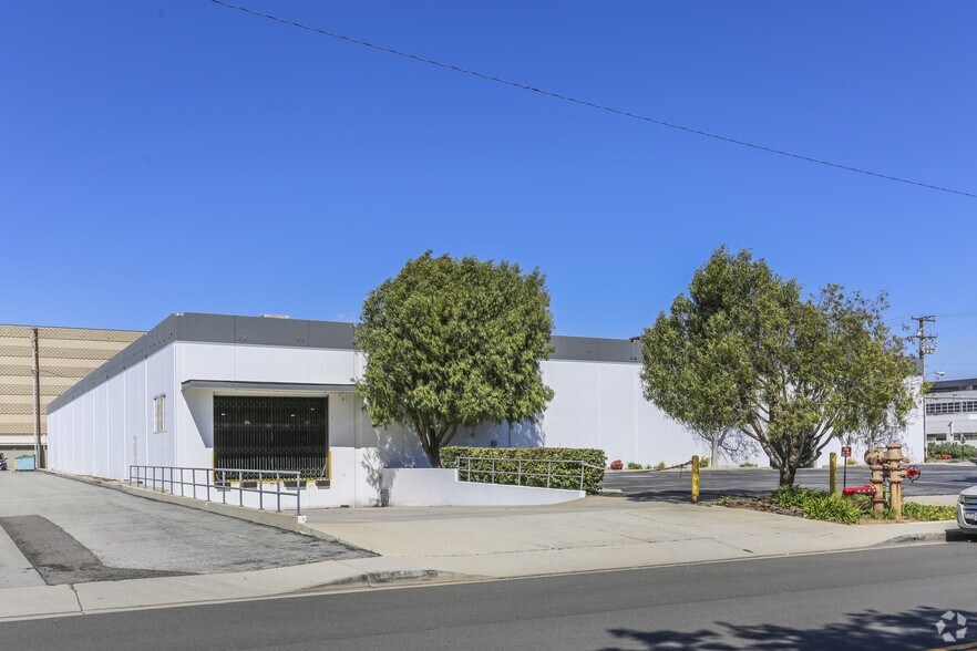 215 S Douglas St, El Segundo, CA à louer - Photo du bâtiment - Image 2 de 5