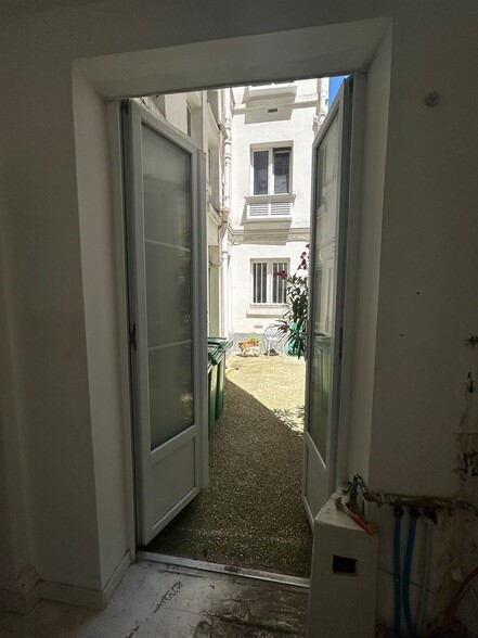 Retail in Paris for lease - Interior Photo - Image 2 of 6
