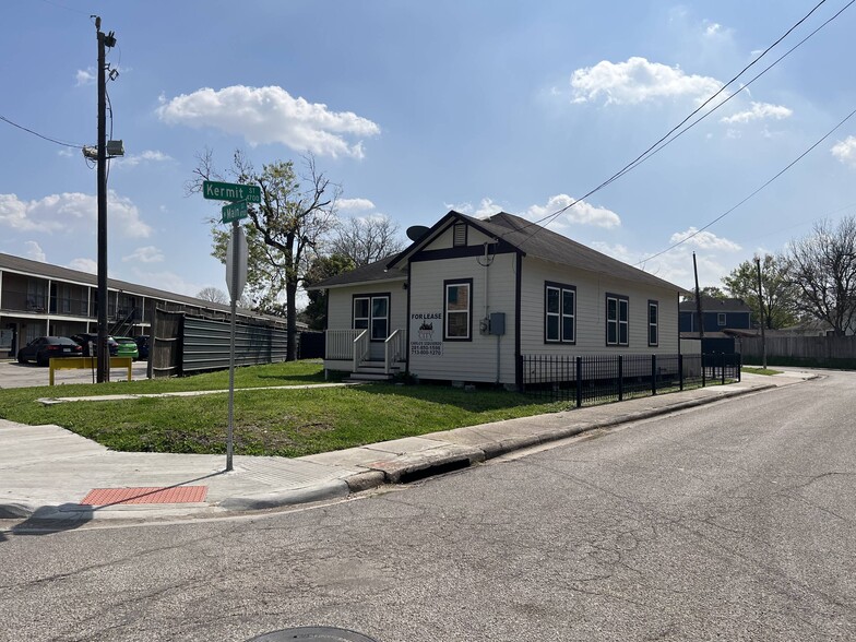 4731 N Main St, Houston, TX for lease - Building Photo - Image 2 of 8