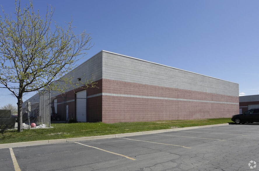 2369 Orton Cir, Salt Lake City, UT à louer - Photo du bâtiment - Image 3 de 11