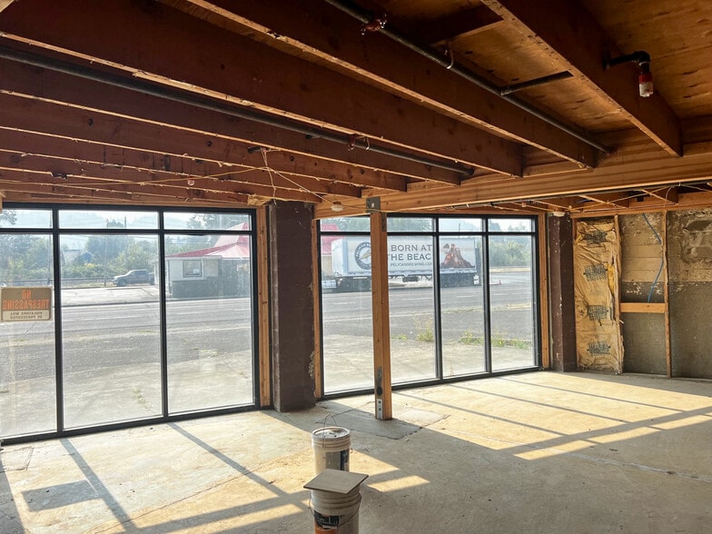 711 S Pacific Hwy, Cottage Grove, OR for lease - Building Photo - Image 2 of 9
