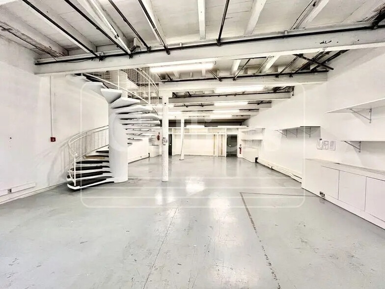 Flex in Marseille for lease - Interior Photo - Image 2 of 4