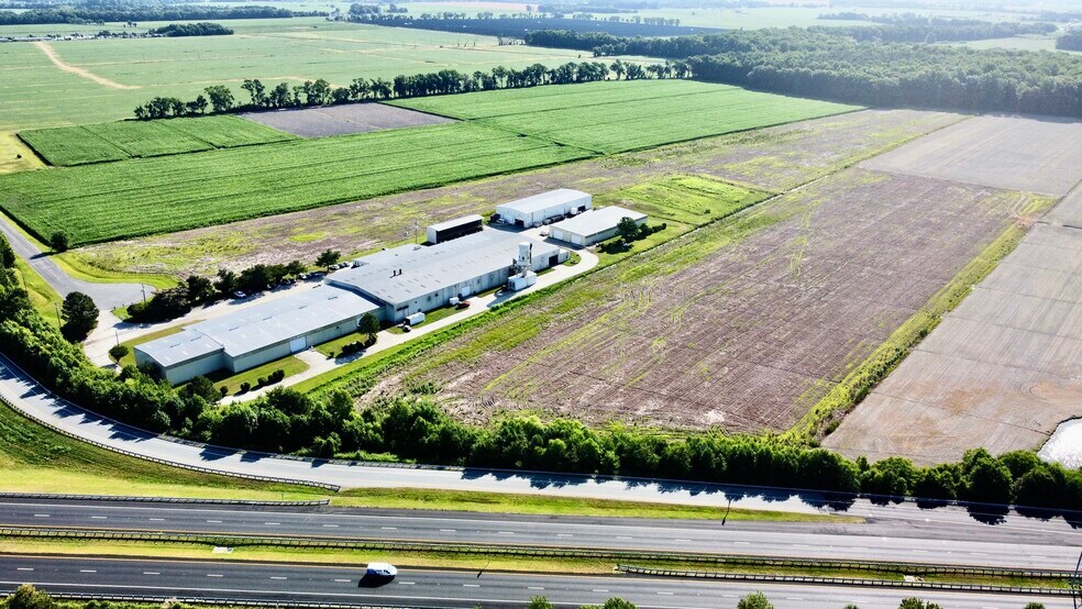 132-136 Woodworkers Ct, Chesapeake, VA à louer - Photo du bâtiment - Image 2 de 10