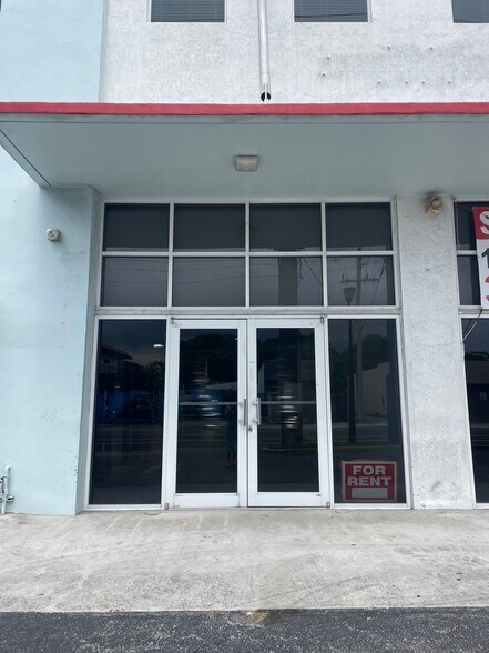 18319-18321 W Dixie Hwy, North Miami Beach, FL for lease - Building Photo - Image 3 of 8