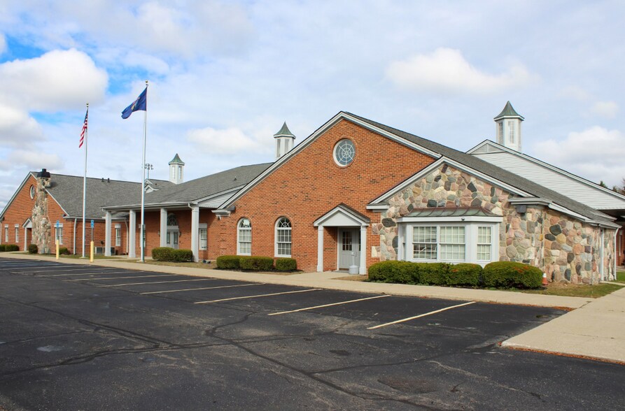 3777 Eighteen Mile Rd, Sterling Heights, MI à louer - Photo du bâtiment - Image 2 de 6