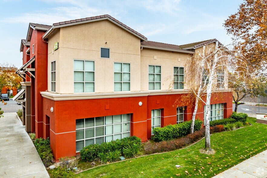 672 W 11th St, Tracy, CA à louer - Photo du bâtiment - Image 3 de 6