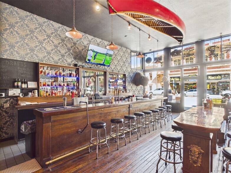 608 Bank St, Wallace, ID à vendre - Photo du bâtiment - Image 2 de 24