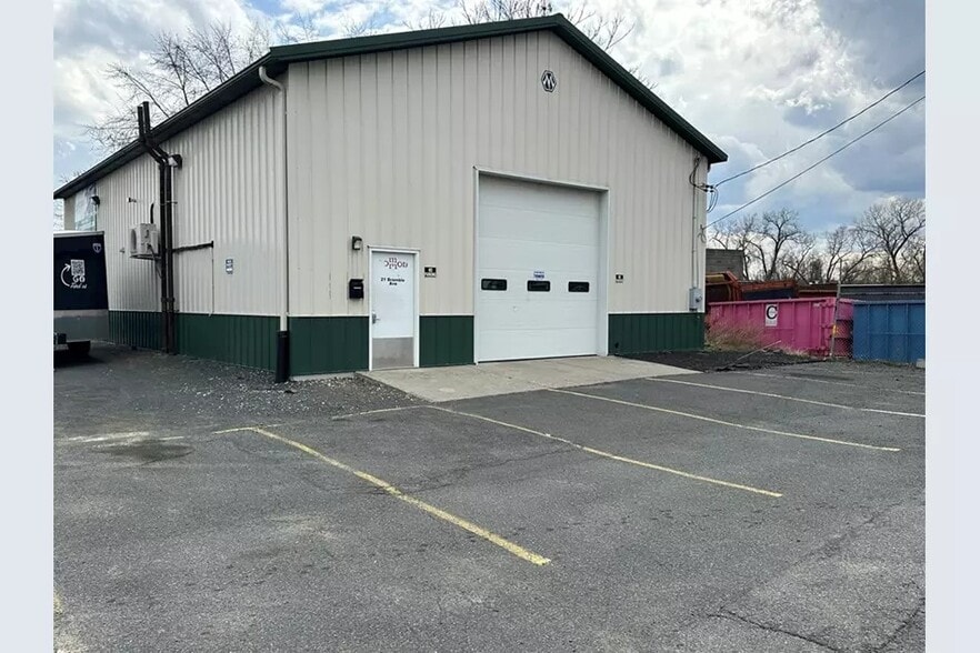 21 Bramble St, West Springfield, MA for sale - Building Photo - Image 2 of 8