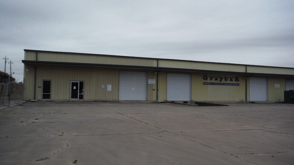 903 Industrial St, Clute, TX à louer - Photo du bâtiment - Image 3 de 18