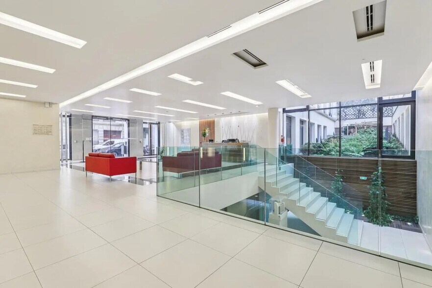 5 Rue De La Baume, Paris à louer - Photo du bâtiment - Image 3 de 15