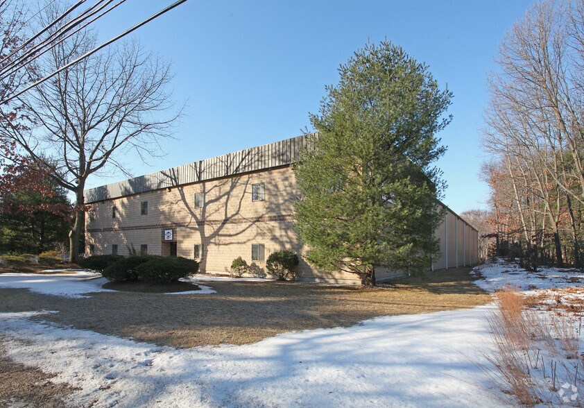 135 W Dudley Town Rd, Bloomfield, CT à vendre - Photo principale - Image 1 de 1