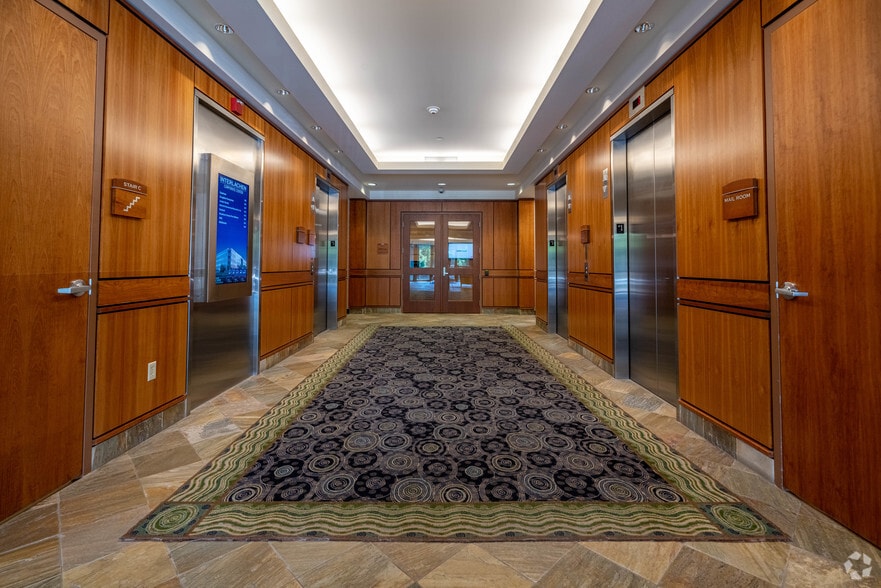 5050 Lincoln Dr, Edina, MN à louer - Hall d’entrée - Image 3 de 6