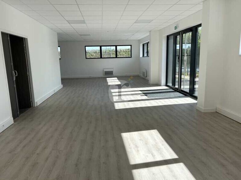 Flex in Neuville-en-Ferrain for lease - Interior Photo - Image 3 of 5