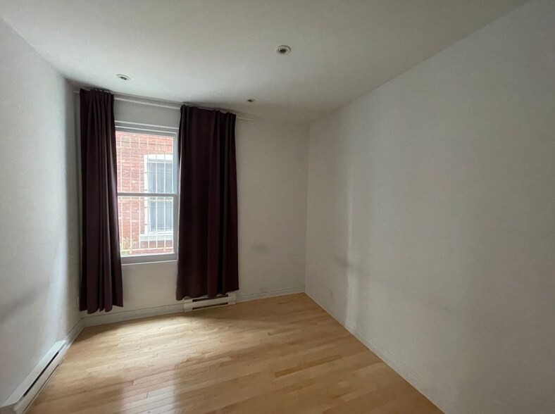 240-246 Rue Saint-Charles O, Longueuil, QC à louer - Photo intérieure - Image 2 de 10