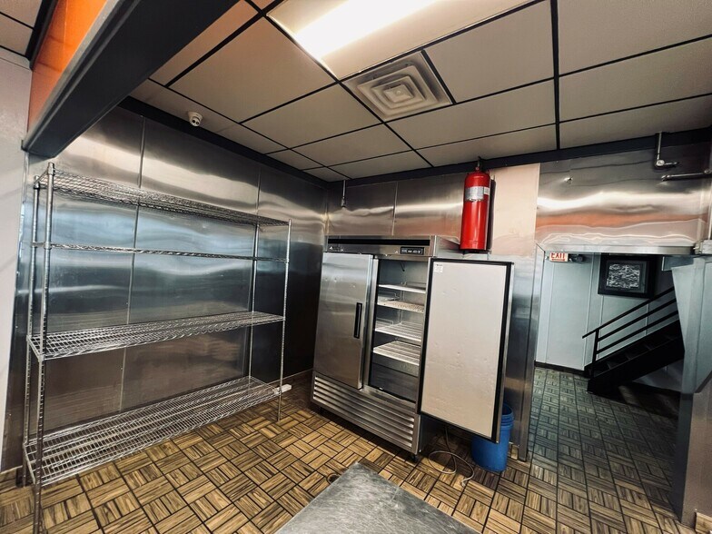 5233 N Milwaukee Ave, Chicago, IL à vendre - Photo intérieure - Image 3 de 13